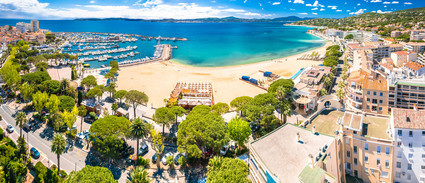 Town of Sainte Maxime beach and waterfront aerial panoramic view, south of France riviera (ouverture dans une nouvelle fenêtre)